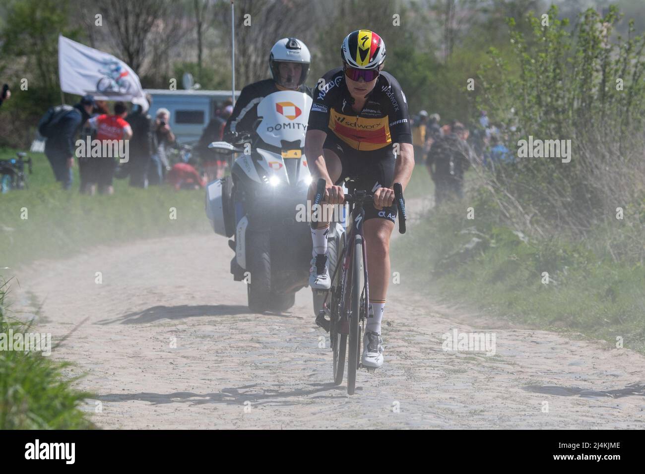 Die belgische Meisterin Lotte Kopecky auf dem Mons-en-Pévèle-Kopfsteinpflaster in Paris-Roubaix Femmes Stockfoto