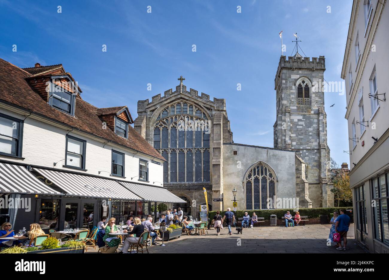 St. Thomas's Church und nahe gelegene Cafés in Salisbury, Wiltshire, Großbritannien, am 16. April 2022 Stockfoto