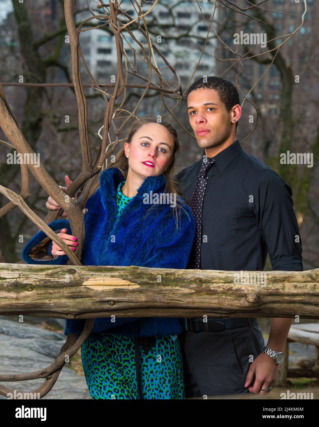 Ein junges Paar steht im Winter draußen und denkt ernsthaft nach. Stockfoto