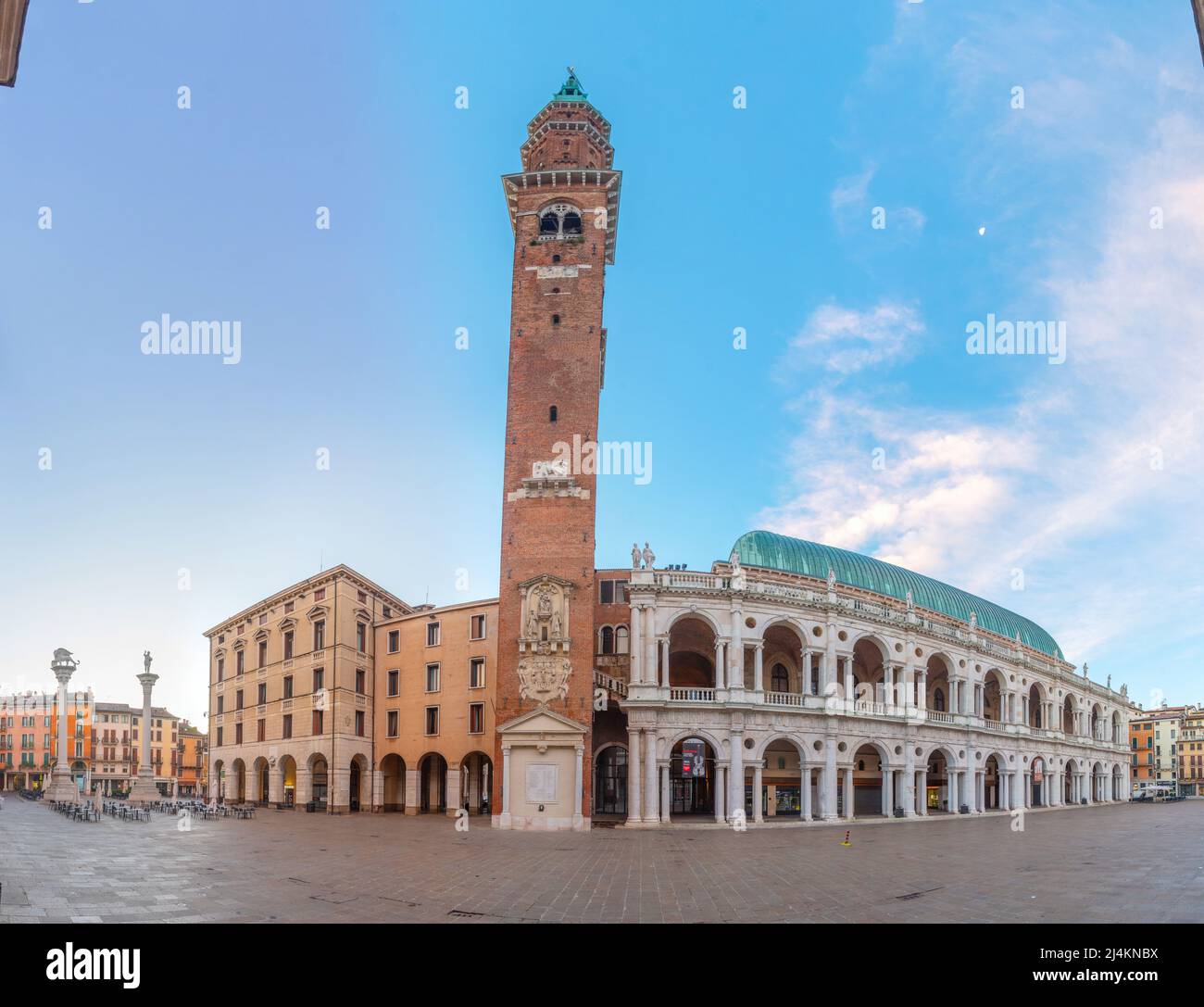Vicenza, Italien, 29. August 2021: Sonnenaufgang über der Basilika Palladiana auf dem Piazza dei Signori in der italienischen Stadt Vicenza Stockfoto