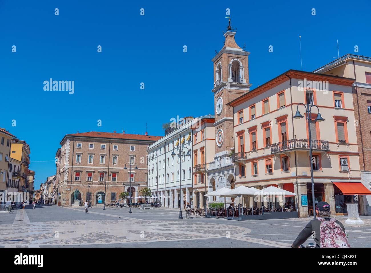 Rimini, Italien, 2. September 2021: Die Menschen passieren einen Uhrenturm auf der piazza Martiri in der italienischen Stadt rimini. Stockfoto