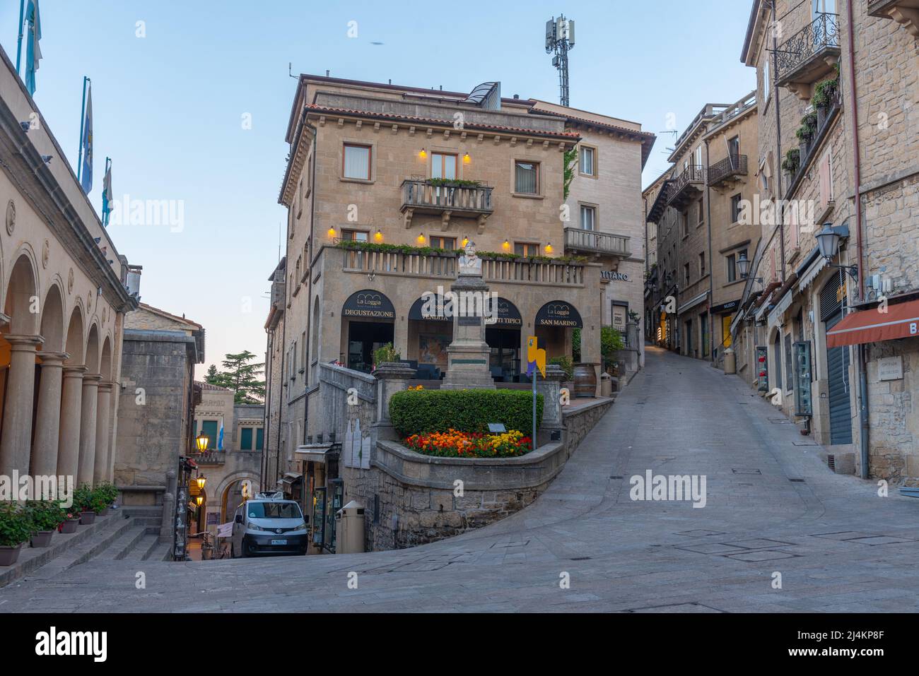 Citta di San Marino, San Marino, 2. September 2021: Große Straße in Citta di San Marino mit einer Statue von Giuseppe Garibaldi. Stockfoto