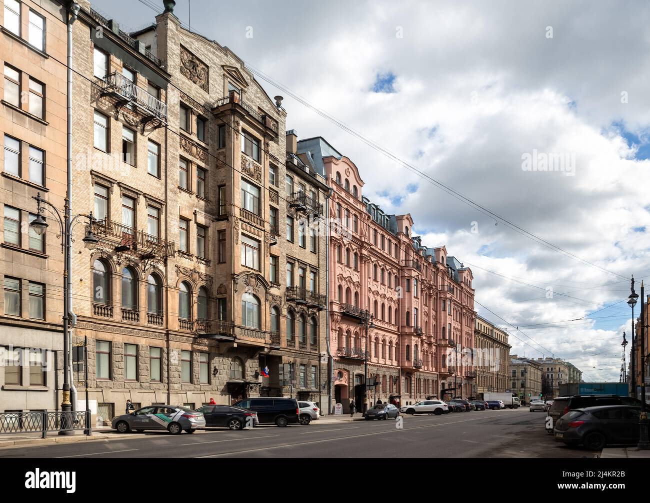 St. Petersburg, Russland - 09. April 2022: Kirochnaya Straße, schöne Wohngebäude des frühen 20.. Jahrhunderts im Jugendstil. Profitabel Stockfoto