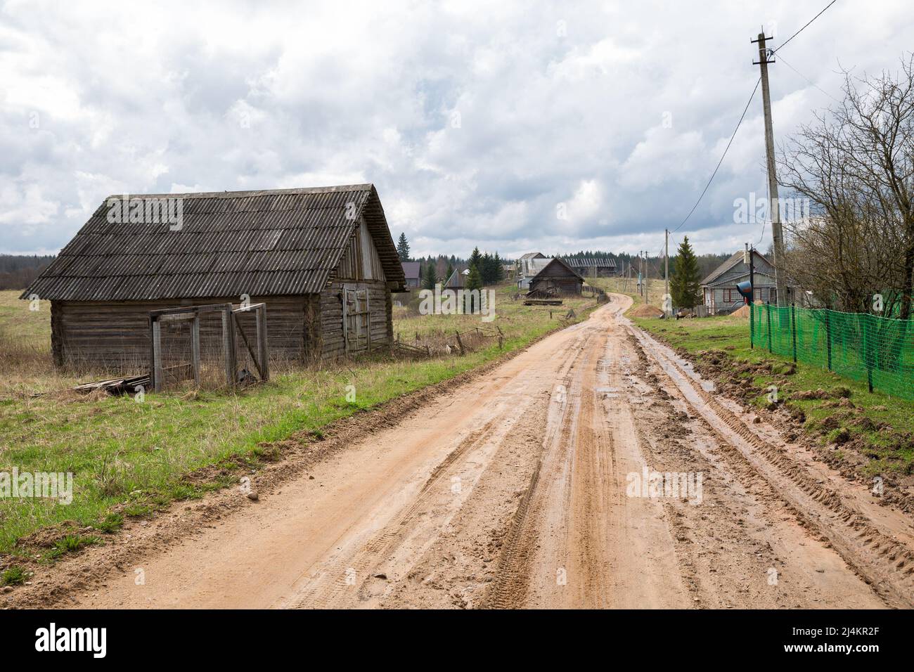 Russisches Dorf im Frühling, schmutzige Landstraße Stockfoto