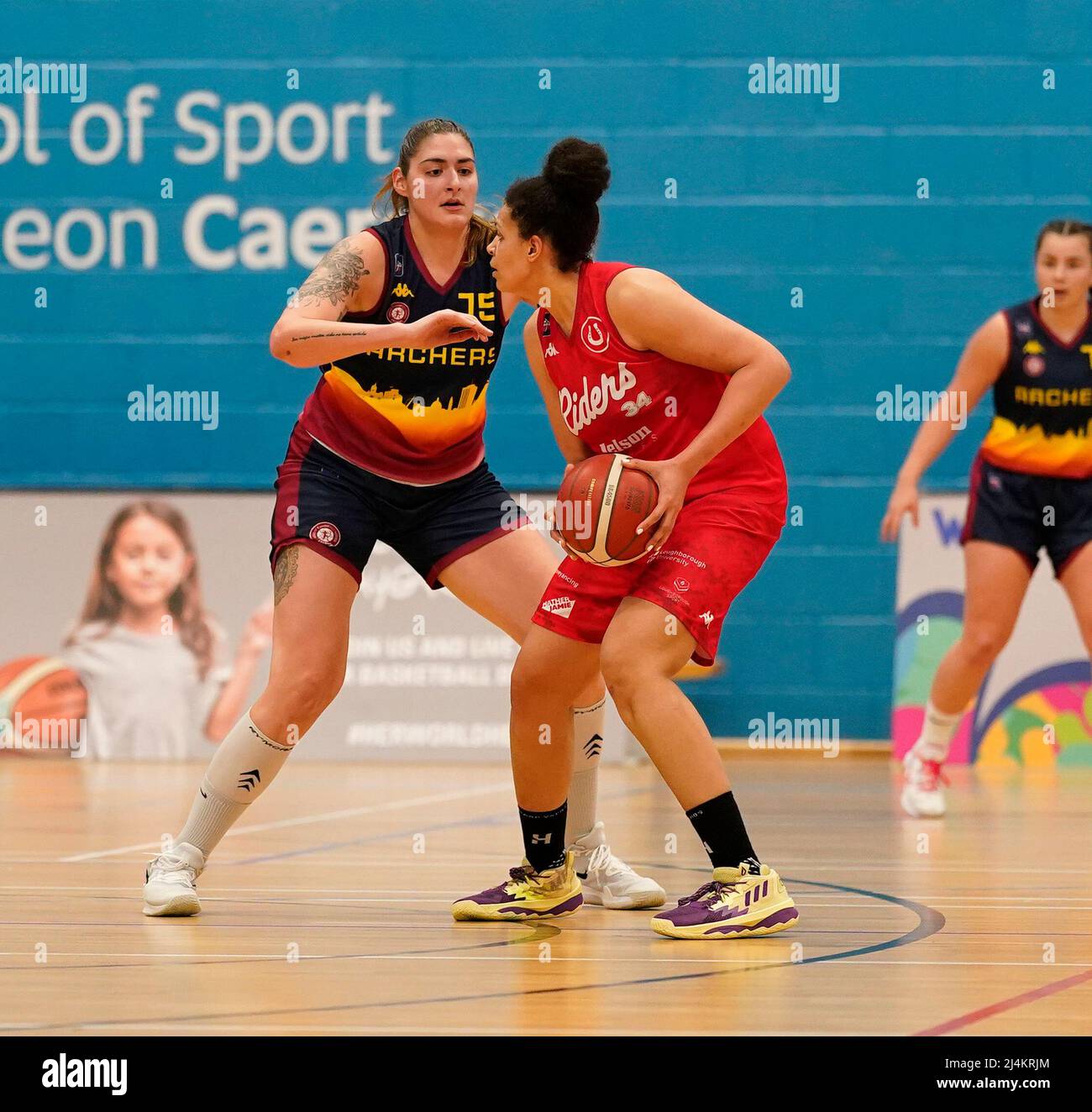 Cardiff, Wales, 16. April 2022, Mara Marchizotti (Archers) (L) blockiert Oceana Hamilton (Leicester) während Cardiff Archers gegen Leicester Riders WBBL, Credit:, Graham Glendinning,/ Alamy Live News Final Score: 58-88 Credit: Graham Glendinning / GlennSports/Alamy Live News Stockfoto