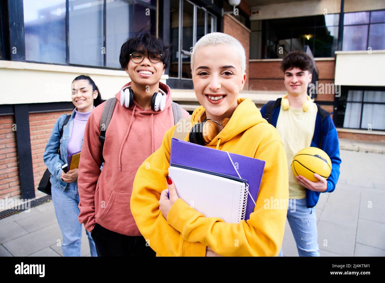 Porträt einer Gruppe von Studenten, die die Kamera betrachten. Junge Menschen unterschiedlicher Ethnien posieren für das Foto. Zurück zur Schule. Stockfoto