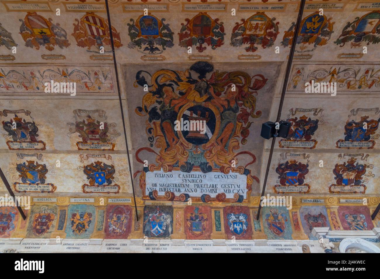 Padua, Italien, 30. August 2021: Arcade der Universität Padua im Palazzo Bo in Italien. Stockfoto