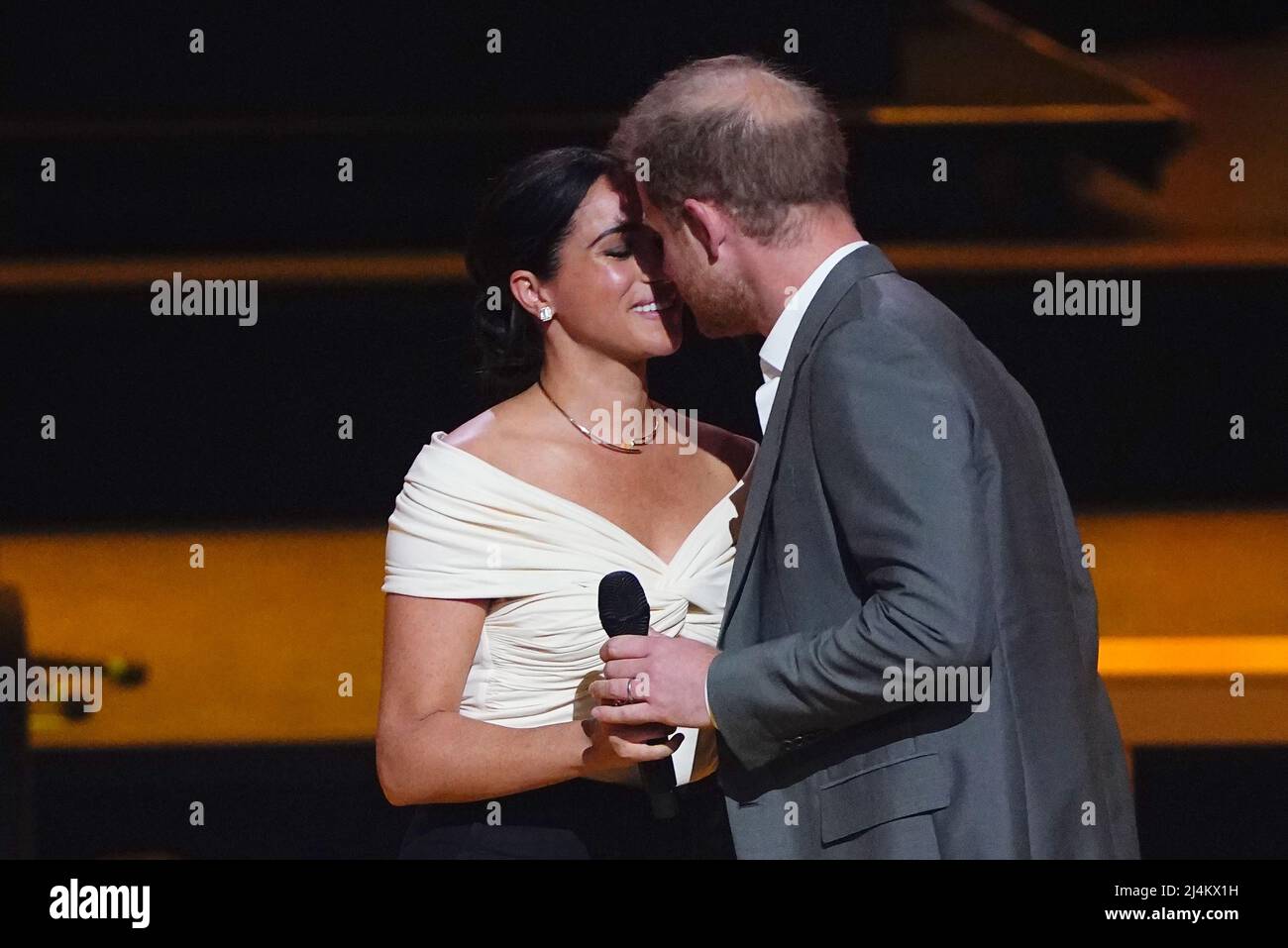 Der Herzog und die Herzogin von Sussex während der Eröffnungszeremonie der Invictus Games im Zuiderpark Den Haag, Niederlande. Bilddatum: Samstag, 16. April 2022. Stockfoto