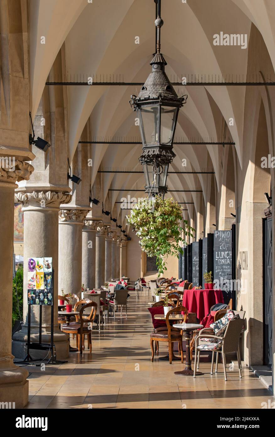 Café in den Arkaden der Tuchhalle Sukiennice, Hauptplatz, Rynek Glowny, Krakau, Polen Stockfoto