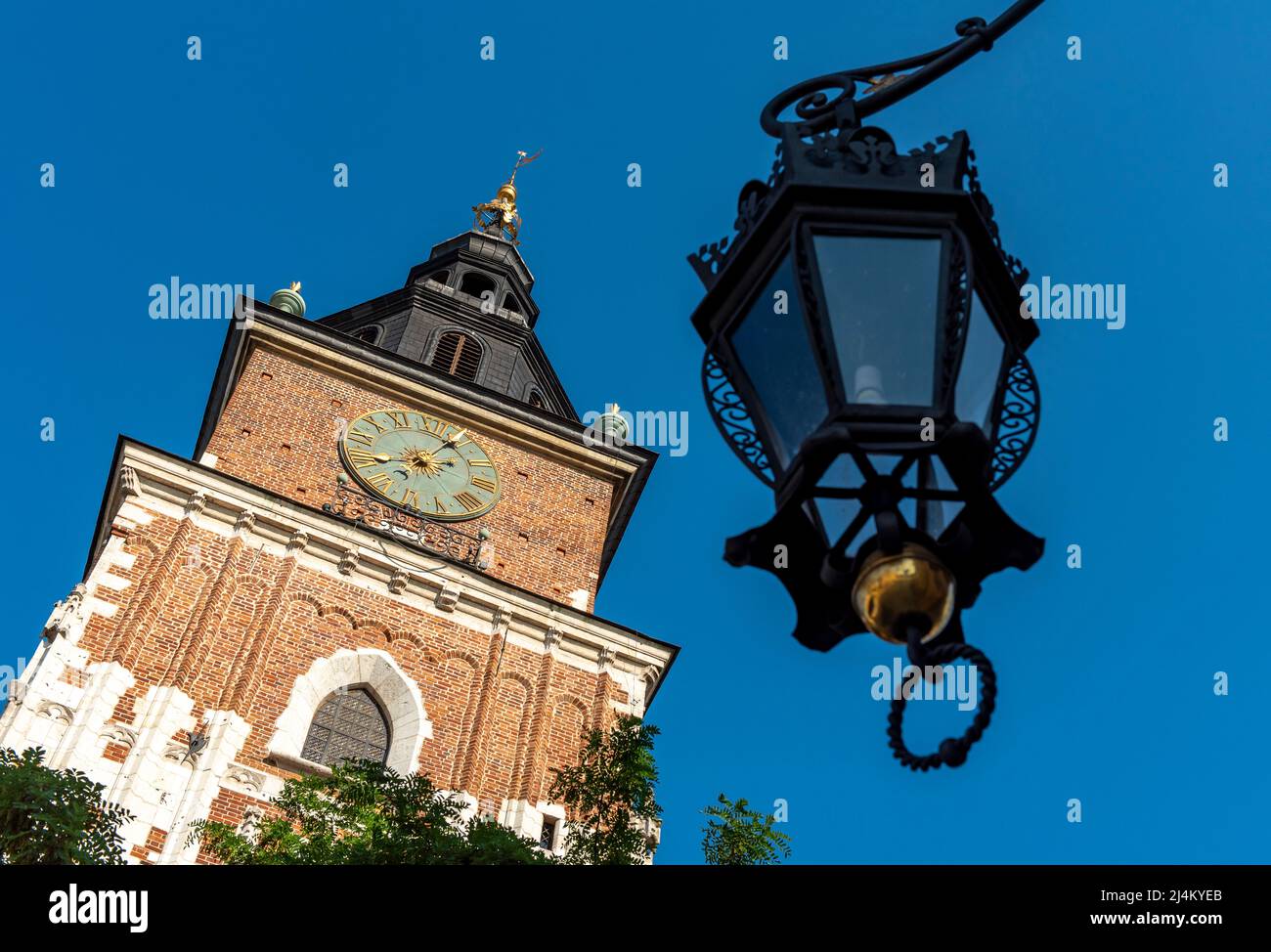 Straßenbeleuchtung und Rathausturm, Hauptplatz, Rynek Glowny, Krakau, Polen Stockfoto