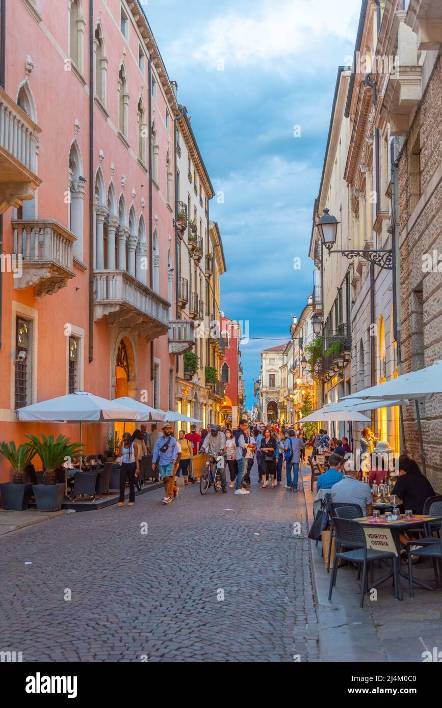 Vicenza, Italien, 28. August 2021: Blick auf historische Häuser in der Altstadt von Vicenza in Italien bei Sonnenuntergang. Stockfoto