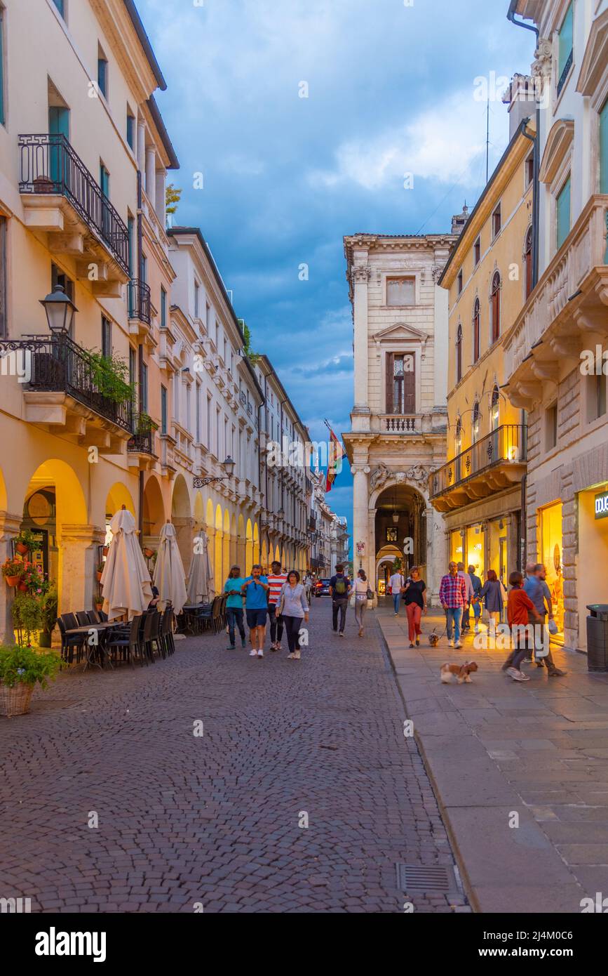 Vicenza, Italien, 28. August 2021: Blick auf historische Häuser in der Altstadt von Vicenza in Italien bei Sonnenuntergang. Stockfoto