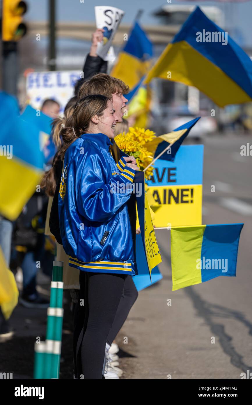 Detroit, Michigan, 7. März 2022: Menschen singen während eines Protestes gegen die russische Invasion in der Ukraine. Stockfoto