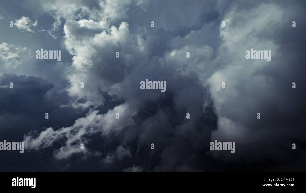 Dramatische dunkle Gewitterwolken Stockfoto