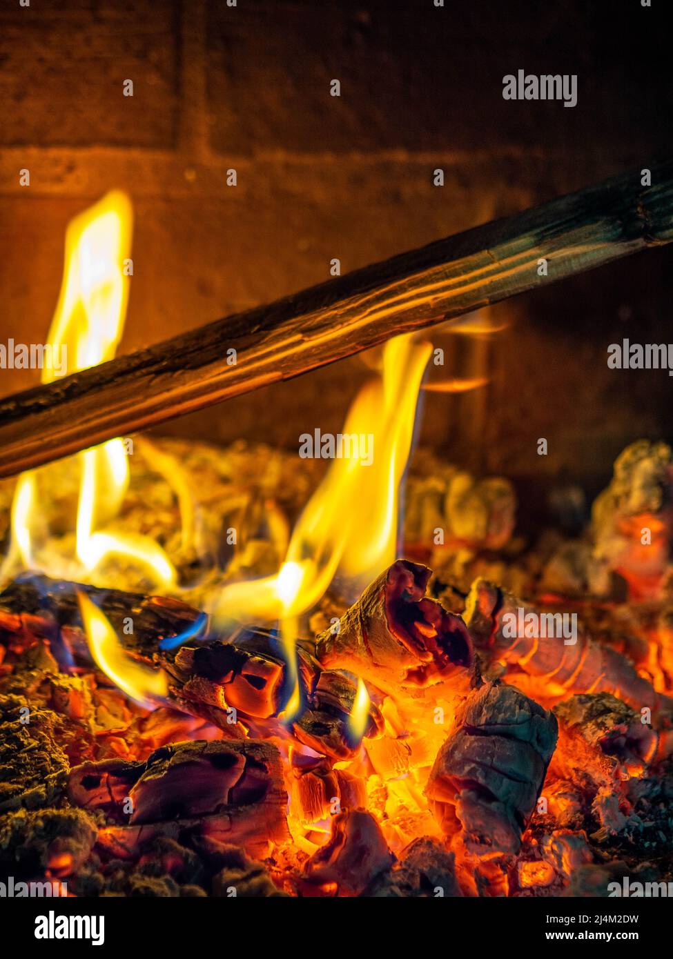 Verbrennung von Holz im Kamin Stockfoto