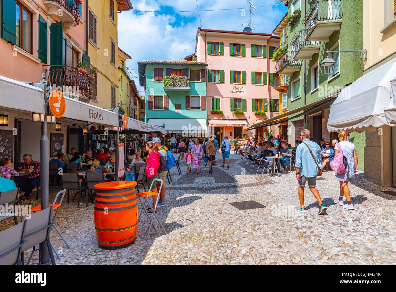 Malcesine, Italien, 27. August 2021: In Malcesine in Italien schlendern die Menschen durch eine Straße. Stockfoto