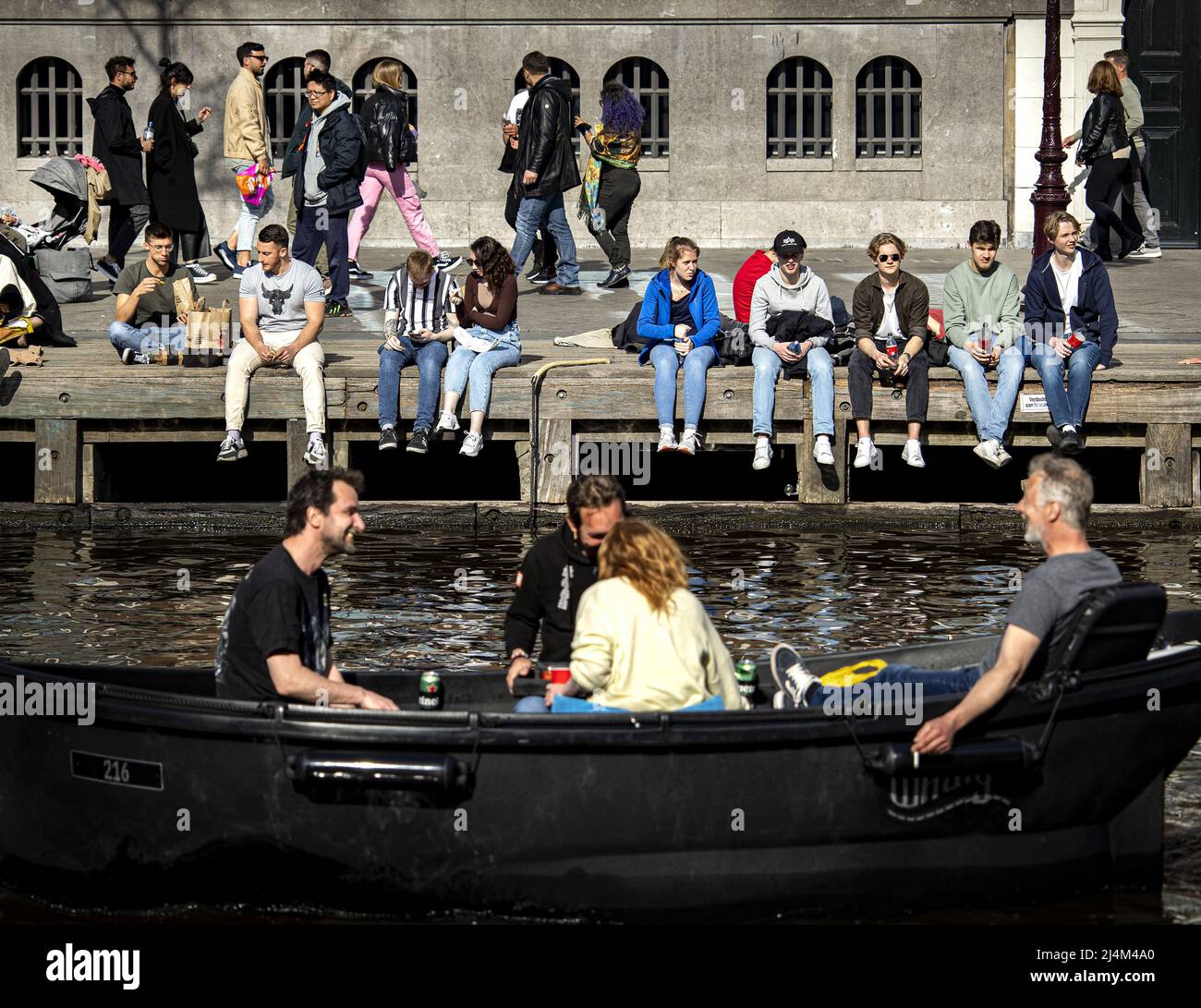 2022-04-16 17:01:37 AMSTERDAM - Leute genießen das schöne Wetter auf dem Rokin im Zentrum von Amsterdam. Das schöne Wetter zieht wegen des Osterwochenendes viele Touristen in die Hauptstadt. ANP RAMON VAN FLYMEN niederlande Out - belgien Out Stockfoto