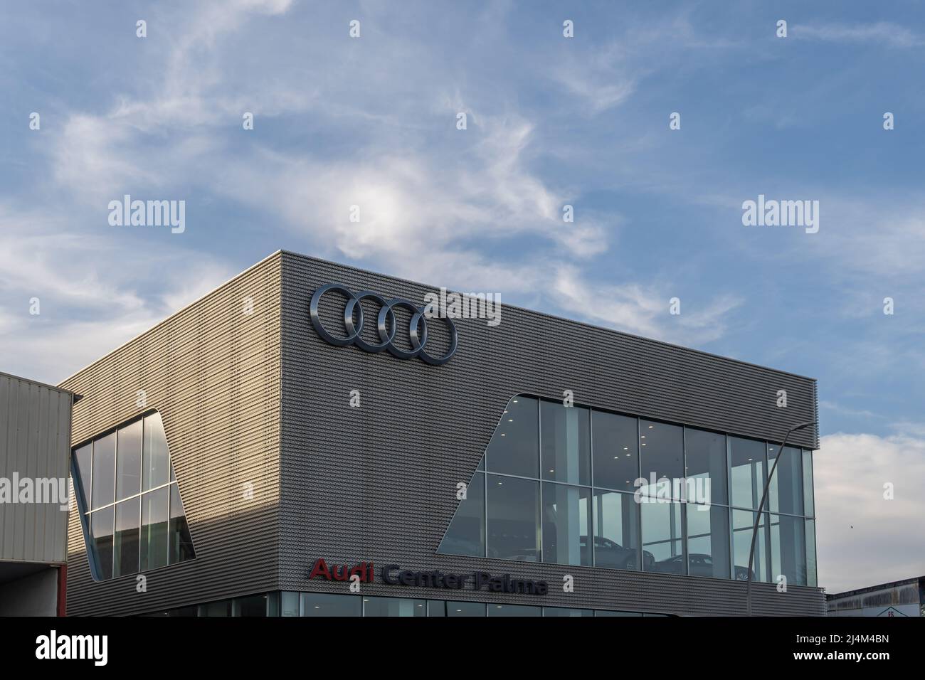 Palma de Mallorca, Spanien; april 08 2022: Händlerbetrieb des multinationalen Automobilkonzerns Audi bei Sonnenuntergang. Palma de Mallorca, Spanien Stockfoto
