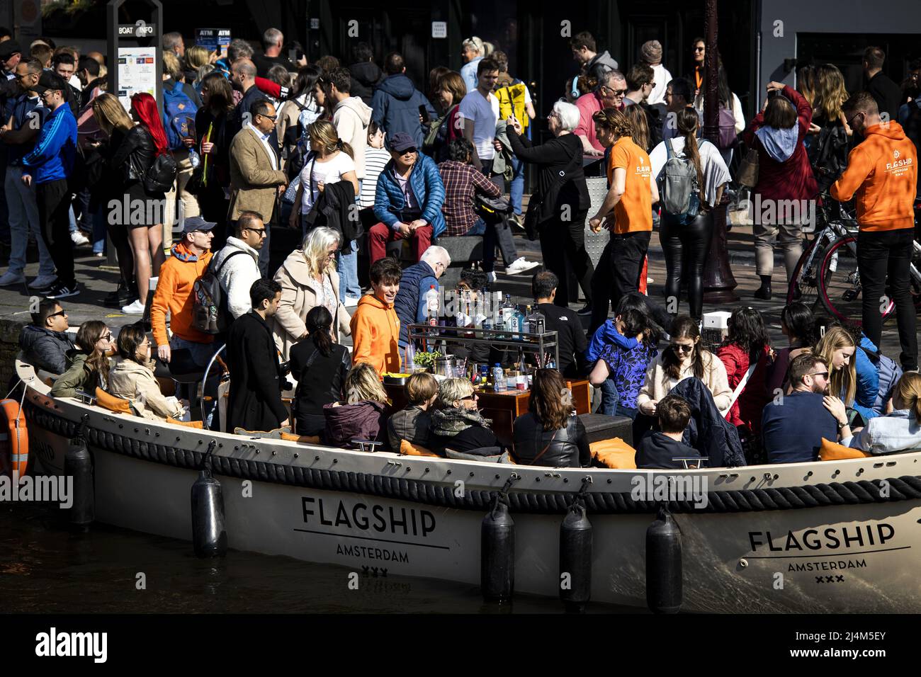 2022-04-16 15:59:46 AMSTERDAM - Ein Tour-Boot im Zentrum von Amsterdam. Das schöne Wetter zieht wegen des Osterwochenendes viele Touristen in die Hauptstadt. ANP RAMON VAN FLYMEN niederlande Out - belgien Out Stockfoto