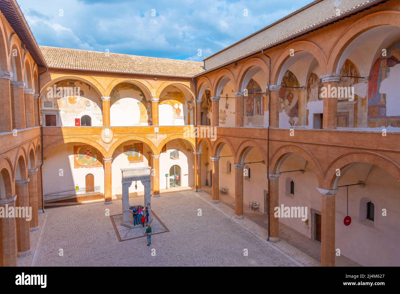 Spoleto, Italien, 3. Oktober 2021: Ehrenhof im Schloss Spoleto in Italien. Stockfoto