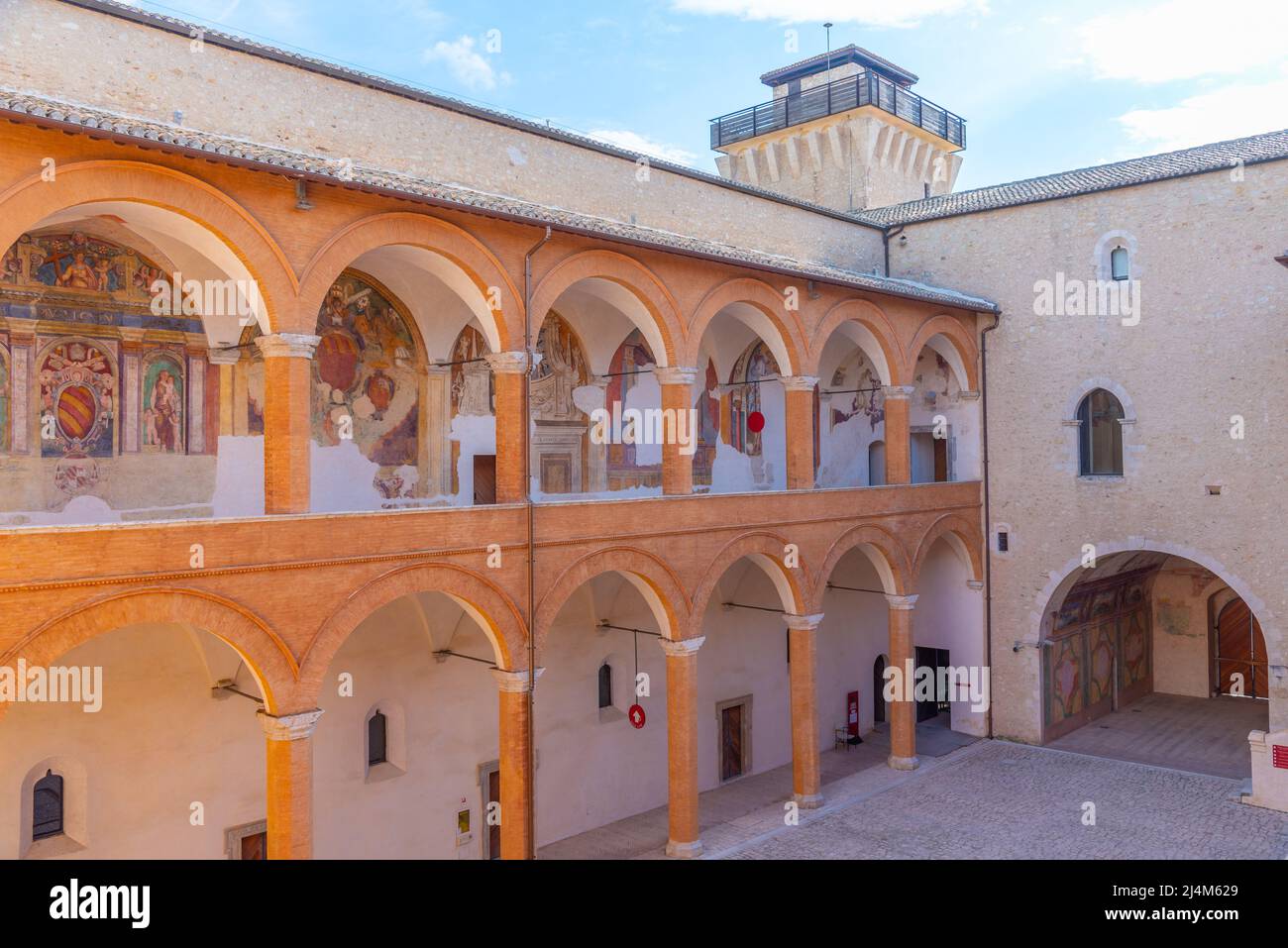 Spoleto, Italien, 3. Oktober 2021: Ehrenhof im Schloss Spoleto in Italien. Stockfoto