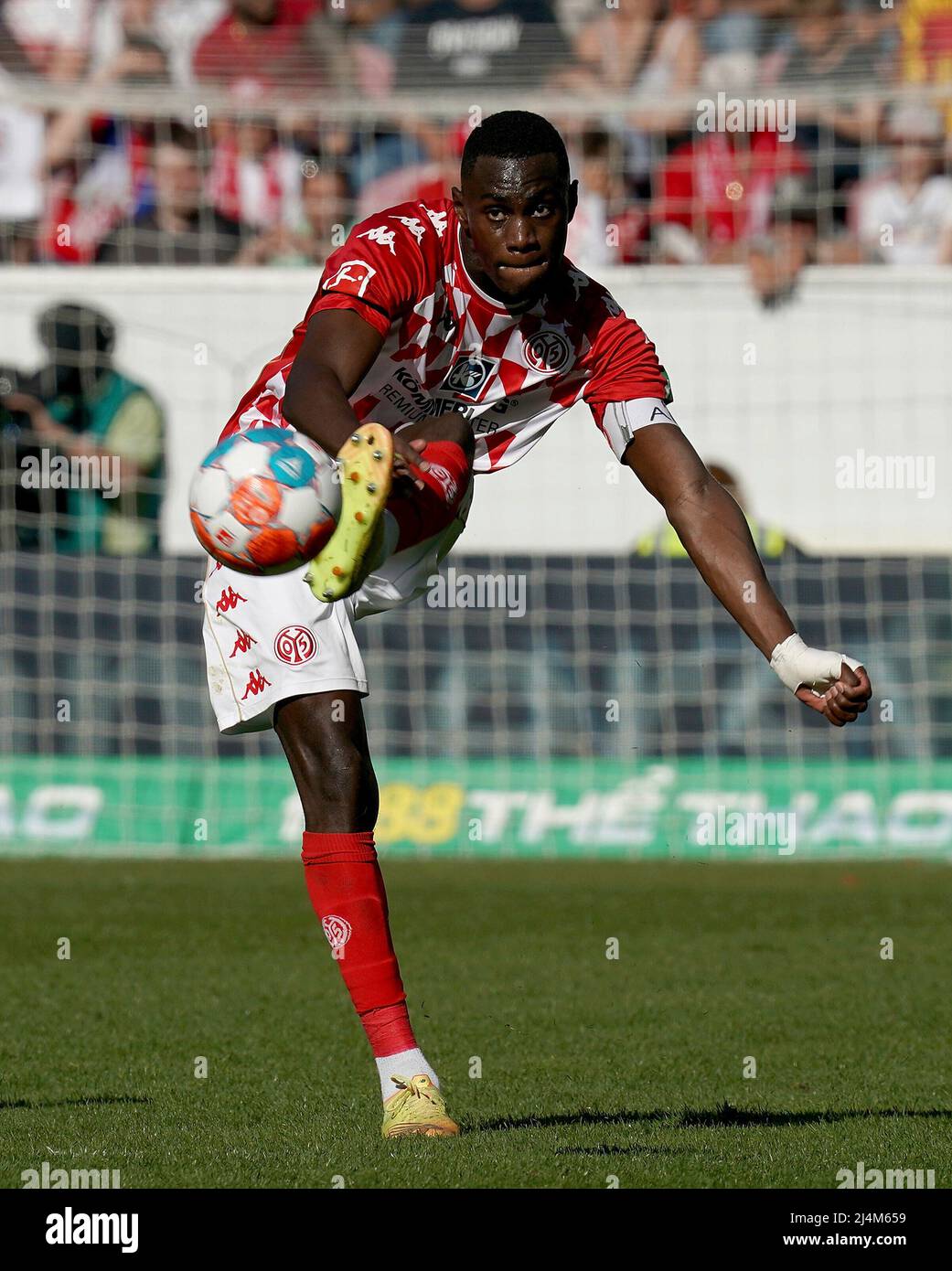 16. April 2022, Mewa Arena, Mainz, GER, 1.FBL, 1.FSV FSV FSV Mainz 05 vs VfB Stuttgart, DFL-Vorschriften verbieten die Verwendung von Fotografien als Bildsequenzen und/oder quasi-Video. Im Bild Moussa Niakhate (Mainz) Stockfoto