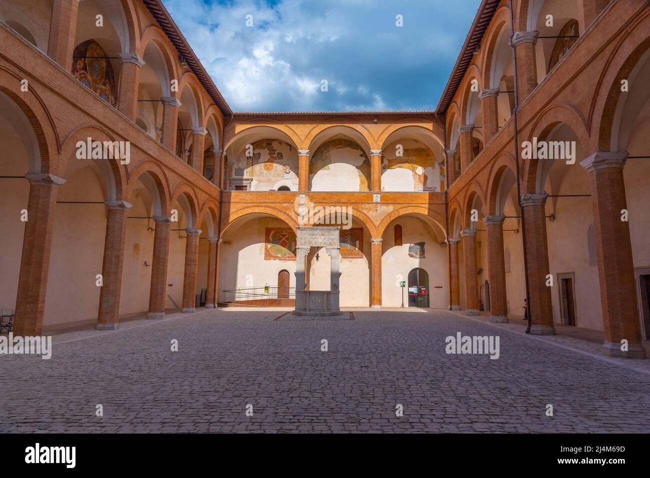 Spoleto, Italien, 3. Oktober 2021: Ehrenhof im Schloss Spoleto in Italien. Stockfoto