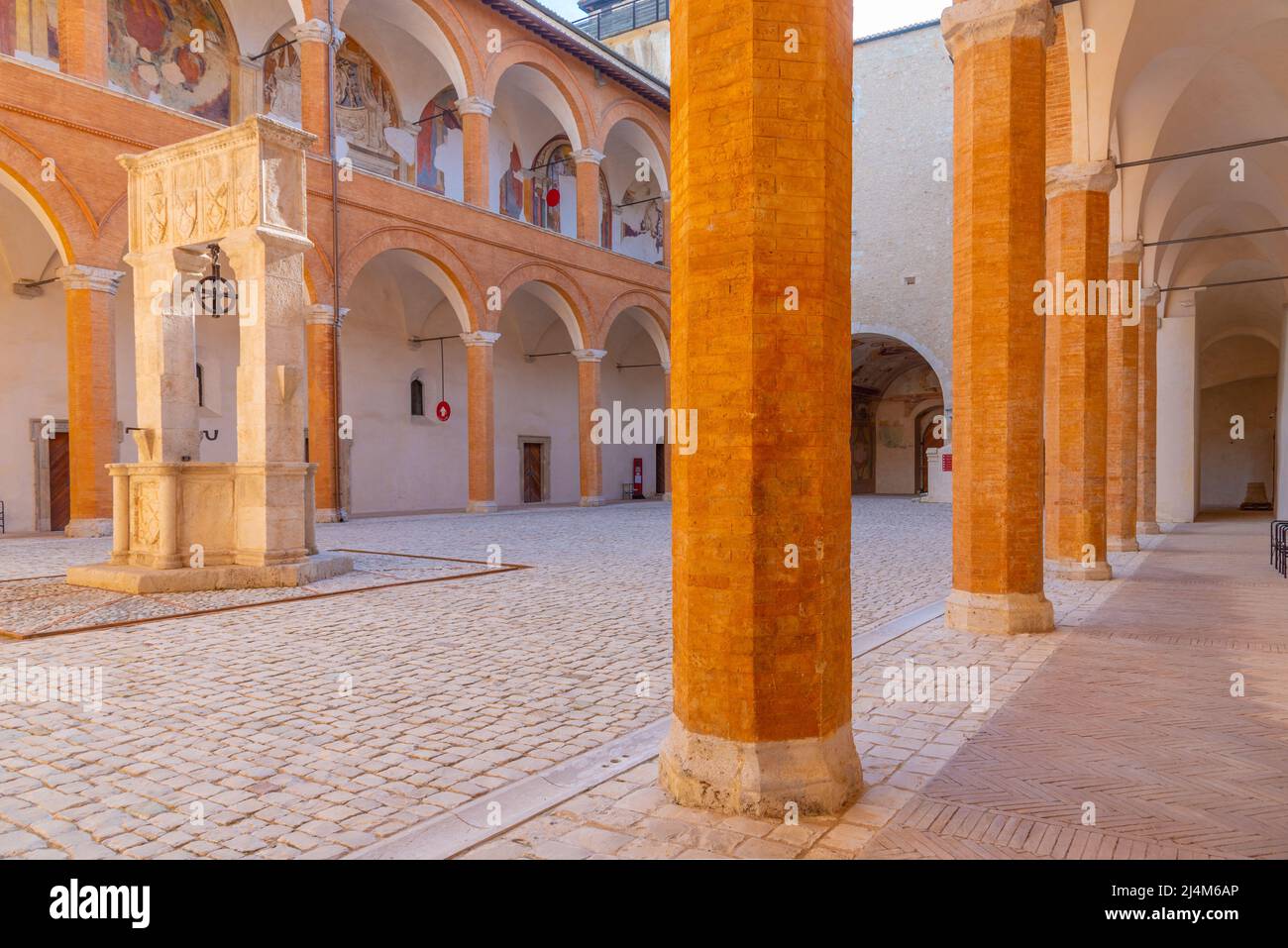 Spoleto, Italien, 3. Oktober 2021: Ehrenhof im Schloss Spoleto in Italien. Stockfoto