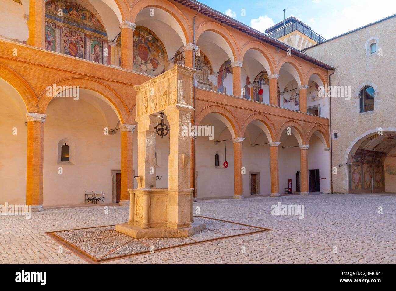 Spoleto, Italien, 3. Oktober 2021: Ehrenhof im Schloss Spoleto in Italien. Stockfoto