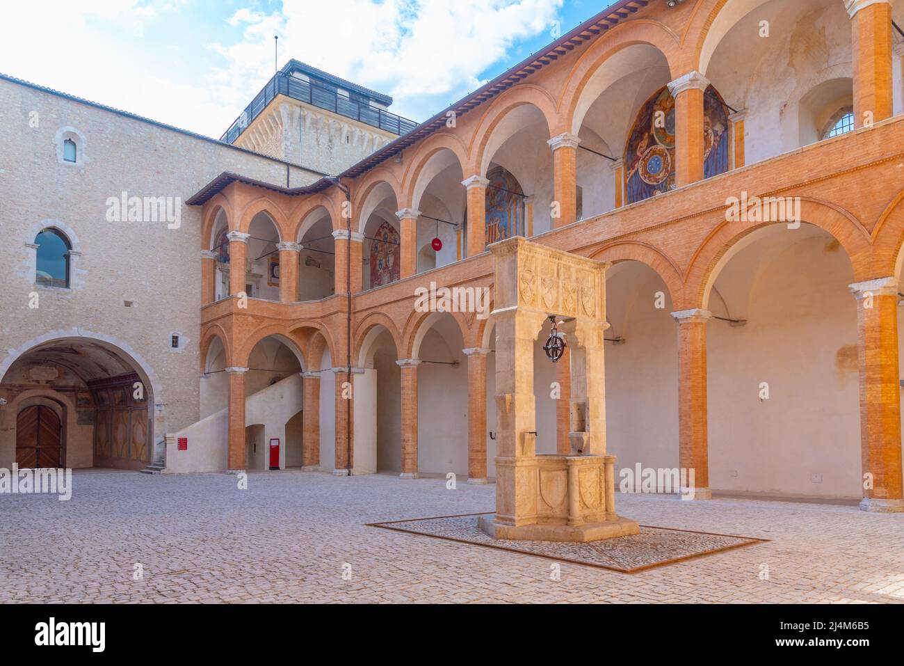 Spoleto, Italien, 3. Oktober 2021: Ehrenhof im Schloss Spoleto in Italien. Stockfoto