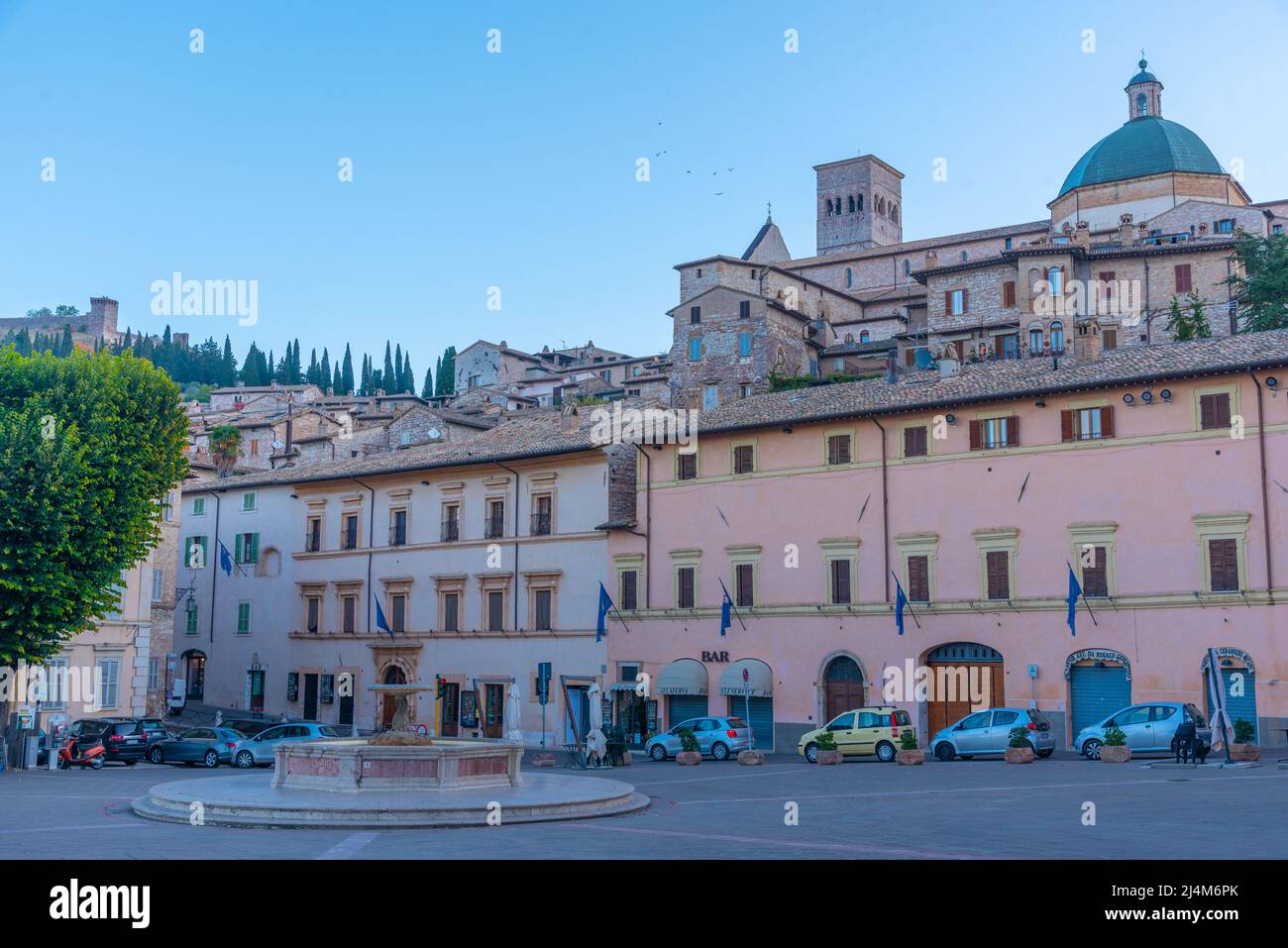Assisi, Italien, 3. Oktober 2021: Piazza Santa Chiara im Zentrum der italienischen Stadt Assisi. Stockfoto