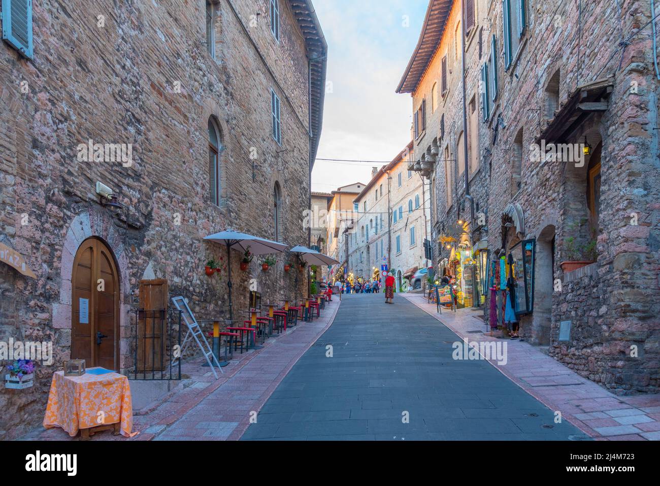 Assisi, Italien, 2. Oktober 2021: Enge Straße in der Altstadt von Assisi in Italien. Stockfoto