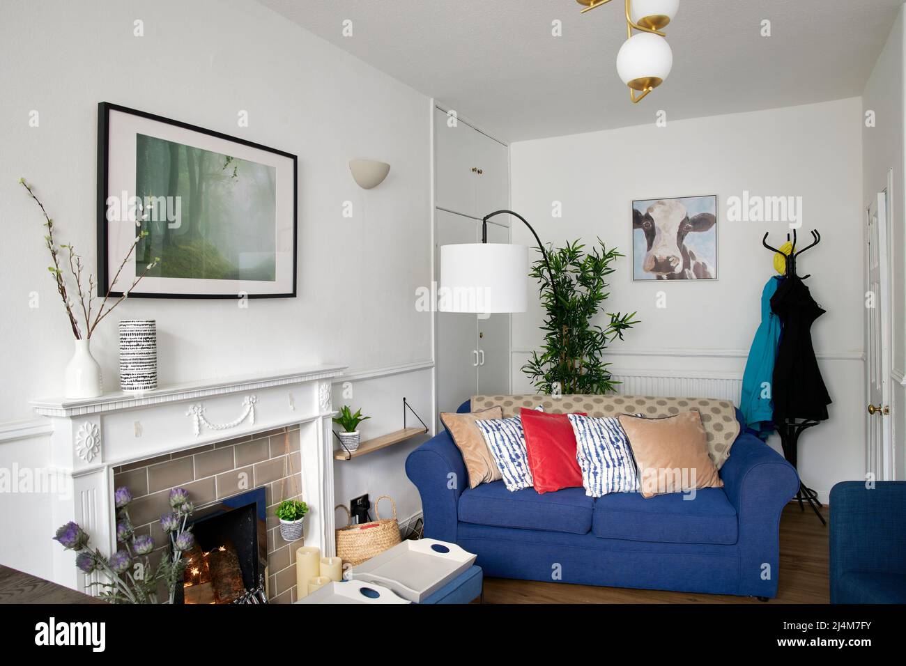 Blaues Sofa, innen entworfenes Zuhause Stockfoto