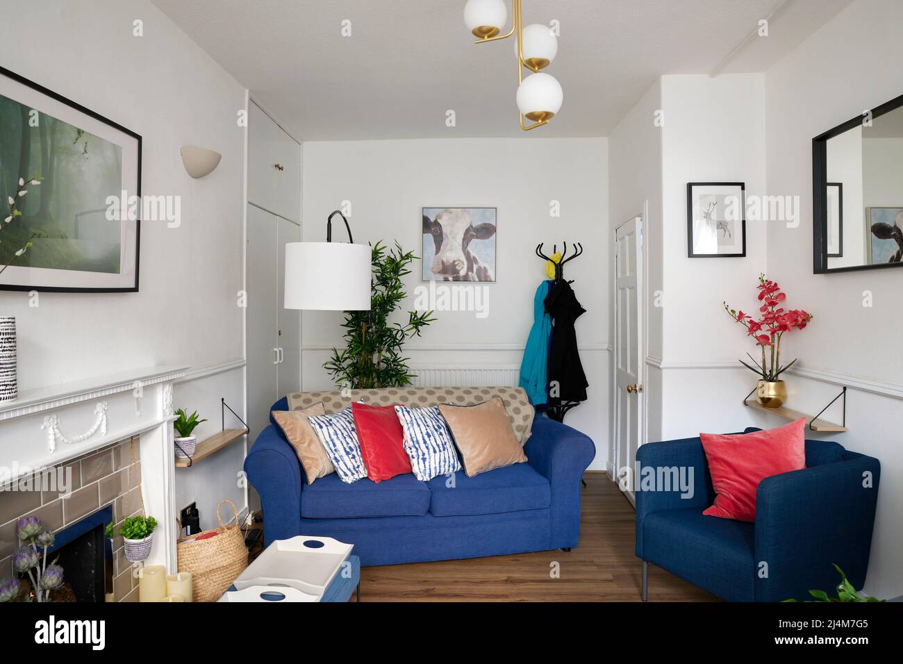 Blaues Sofa, innen entworfenes Zuhause Stockfoto