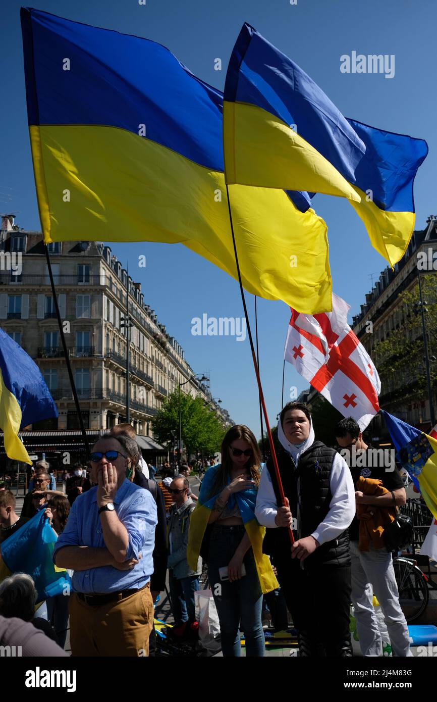 Paris Belle Mobilisierung de soutien à l'ukraine Place de la république environon 800 personnes qui partent ensuite pour la Place de la bastille Stockfoto