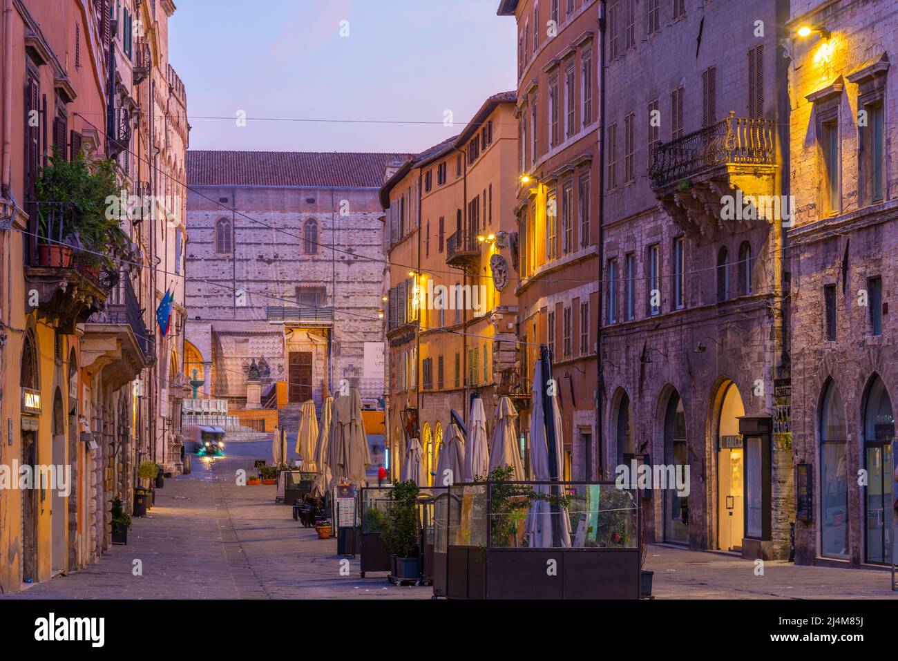 Perugia, Italien, 2. Oktober 2021: Nachtansicht des Corso Pietro Vannucci in der Altstadt von Perugia in Italien. Stockfoto
