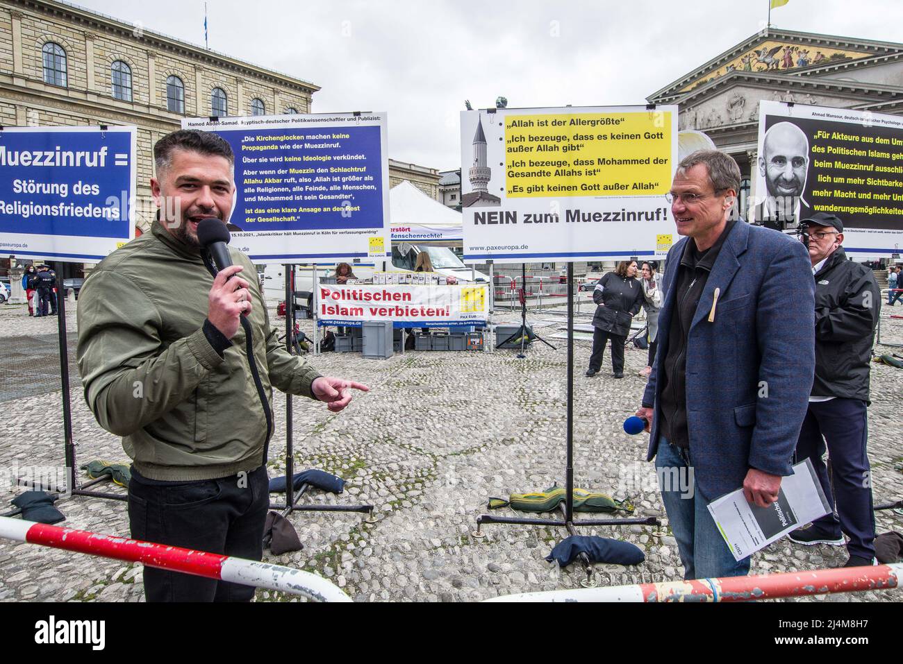 München, Bayern, Deutschland. 16. April 2022. IRFAN PECI, ein ehemaliger islamischer Extremist und Dschihadist, der zum sogenannten V-Mann wurde. Als solcher spionierte er etwa zwei Jahre lang die islamistische Szene und ist nun Teil der islamophobischen Szene von weit bis extrem rechts. Die von der islamophobe Michael Stuerzenberger (Michael StÃ¼rzenberger) geleitete rechtsextreme Gruppe Bürgerbewegung Pax Europa kehrte nach langer Abwesenheit mit einem Publikum von maximal zwanzig Personen in den Münchner Stachus zurück. (Bild: © Sachelle B Stockfoto