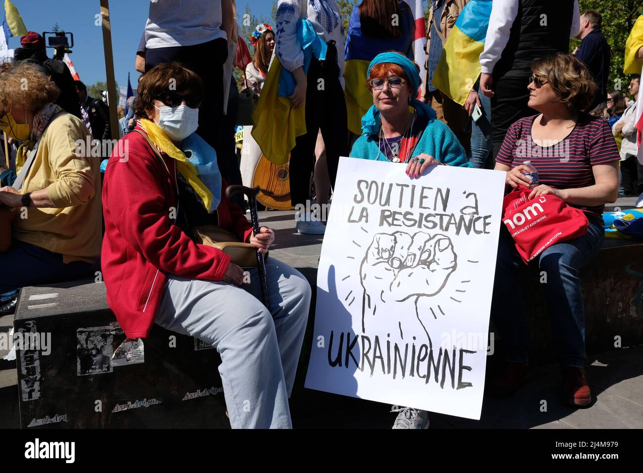 Paris Belle Mobilisierung de soutien à l'ukraine Place de la république environon 800 personnes qui partent ensuite pour la Place de la bastille Stockfoto