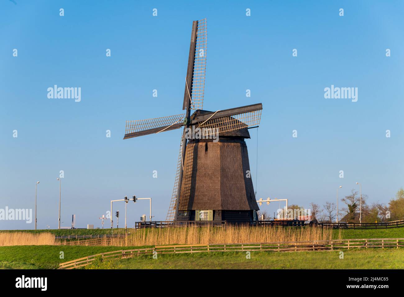 Traditionelle holländische Windmühle bei Sonnenuntergang Stockfoto