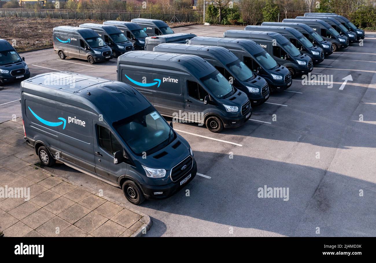 Neu hergestellte elektrische Lieferwagen Amazon Prime Ford E-Transit, die  für die Lieferung von Produkten mit weniger Emissionen bereit sind  Stockfotografie - Alamy