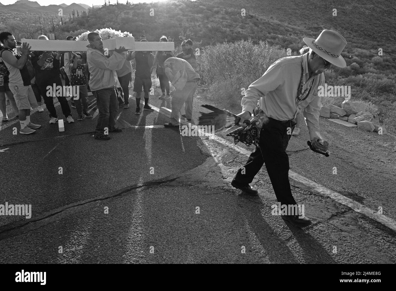 Tucson, Arizona, USA. 15. April 2022. Karfreitag Kreuzzug auf den Sentinal Peak in Tucson. Mehrere hundert Menschen tragen abwechselnd ein großes Holzkreuz auf den Gipfel Eines Berges. Es wird von der Dorados Ordan League gesponsert, die in einer Sonnenaufgangsmesse am Ostersonntag ihren Höhepunkt findet. Das jährliche Ereignis kehrte nach einer zweijährigen Pause aufgrund der Pandemie zurück. Der heilige Tohono O'odham führt die Prozession an. (Bild: © Christopher Brown/ZUMA Press Wire) Stockfoto