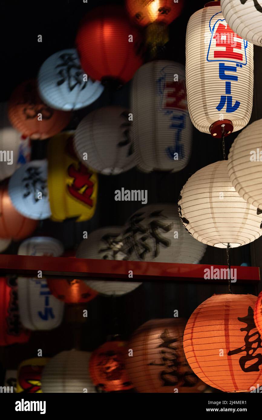 Chinesische Papierlaternen im stilvollen Café. China Restaurant Dekorationen für die Inneneinrichtung Stockfoto