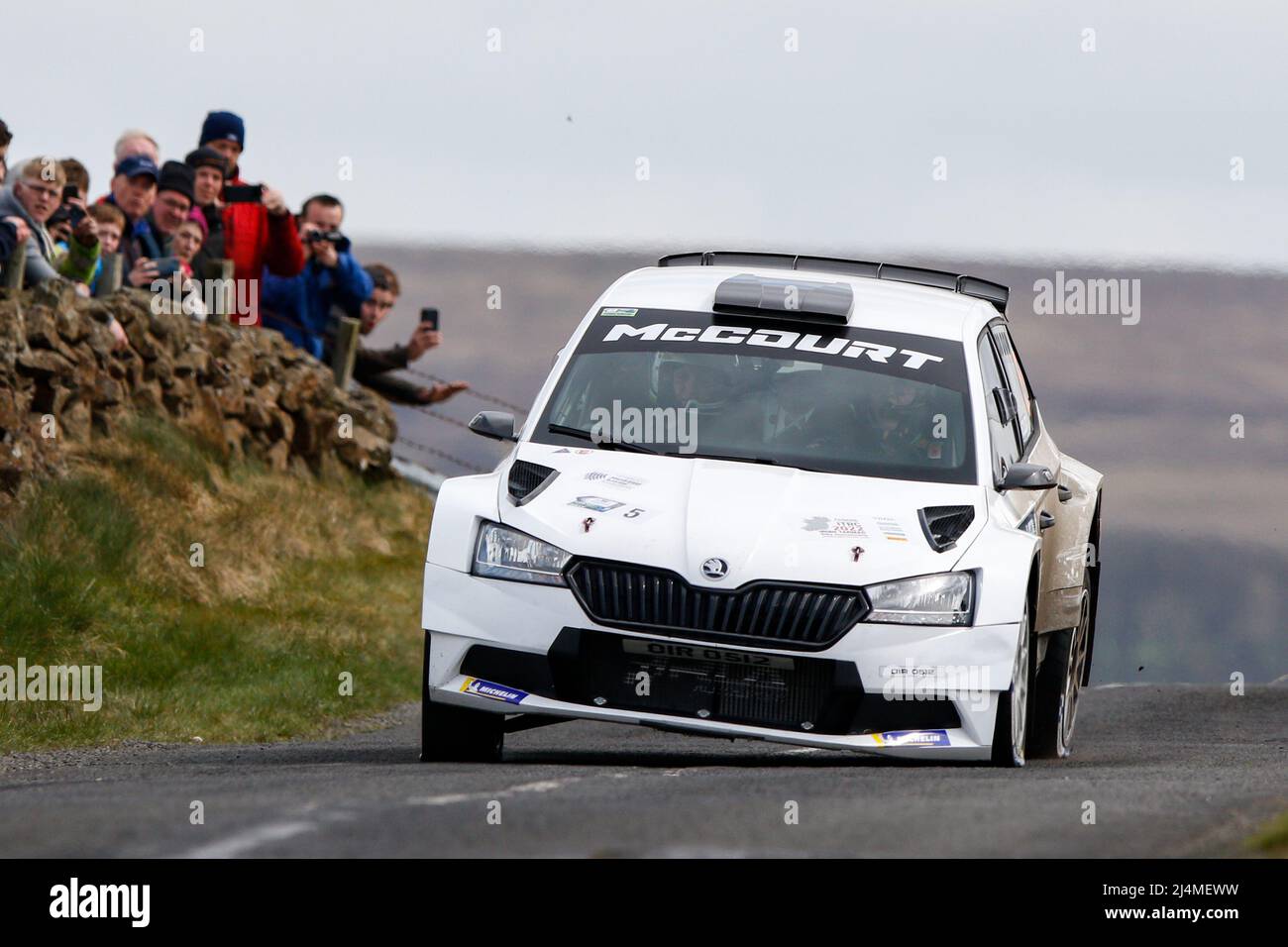 16.. April 2022, Ballymena, County Antrim, Nordirland, Vereinigtes Königreich; Circuit of Ireland International Rally, Runde 3 der Irish Tarmac Rally Championship: Cathan McCourt und Liam Moynihan (Fabia R5) sind spektakulär über die Sprünge Stockfoto