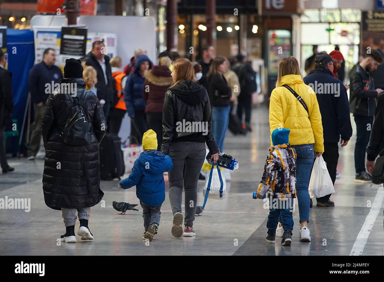 Bukarest, Rumänien - 12. April 2022: Ukrainische Flüchtlinge kommen am Nordbahnhof an, um dem Krieg Wladimir Putins gegen die Ukraine zu entkommen. Stockfoto