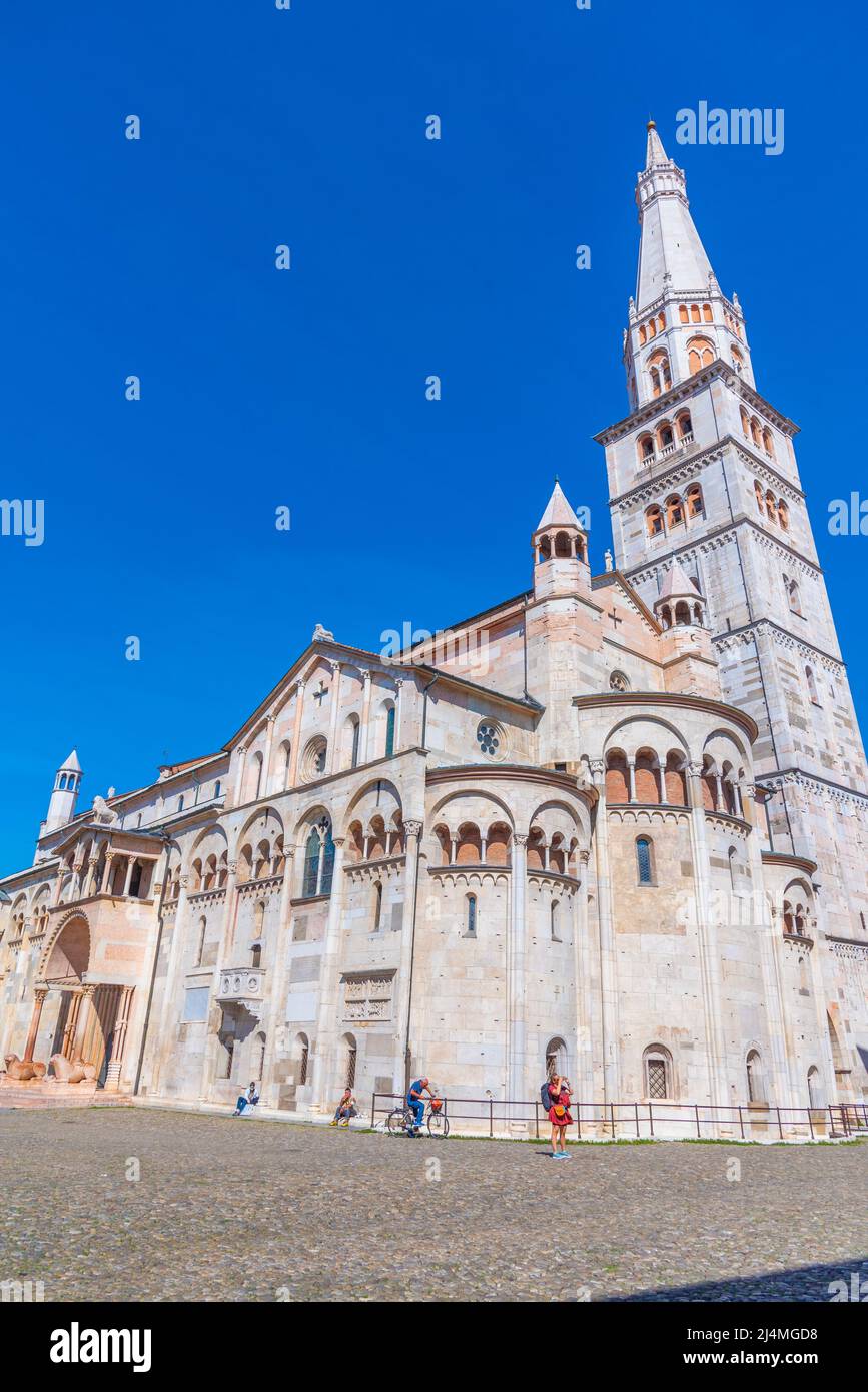 Modena, Italien, 23. September 2021: Kathedrale von Modena und Ghirlandina-Turm in Italien. Stockfoto