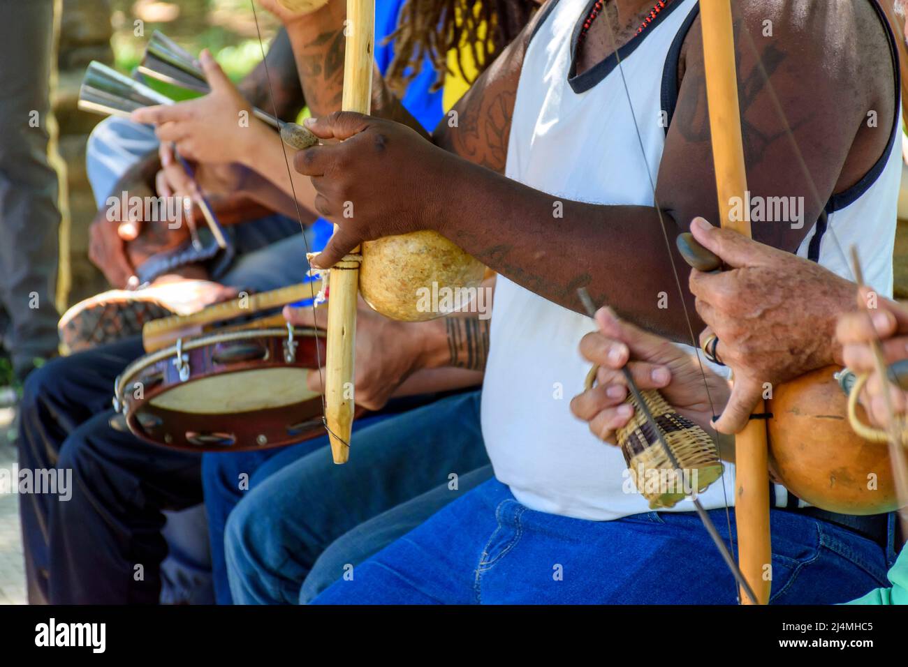 Brasilianisches Musikinstrument namens Berimbau und andere Perkursionsinstrumente, die normalerweise während der Capoeira verwendet werden und aus afrika gebracht und durch die sl modifiziert werden Stockfoto
