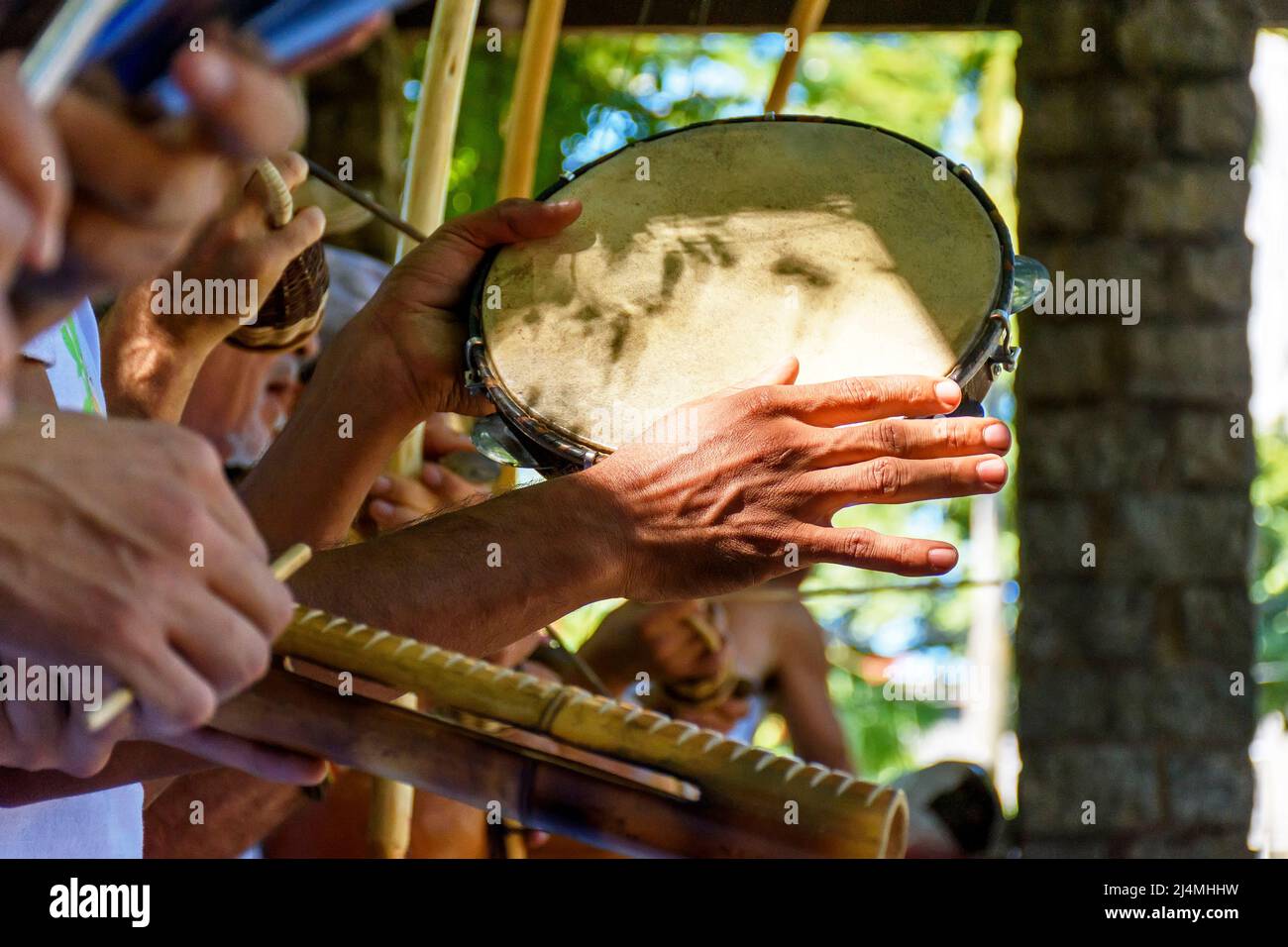 Tamburin und andere in der Regel rustikale brasilianische Perkursionsinstrumente, die während der Capoeira aus afrika gebracht und von den Sklaven modifiziert wurden Stockfoto