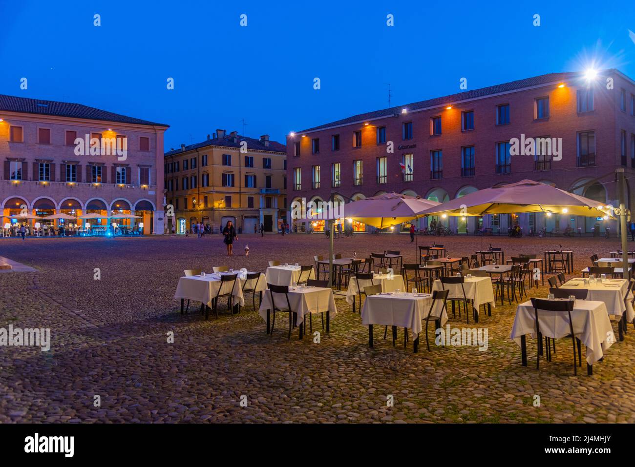 Modena, Italien, 22. September 2021: Blick auf die Piazza Grande in der italienischen Stadt Modena bei Sonnenuntergang. Stockfoto