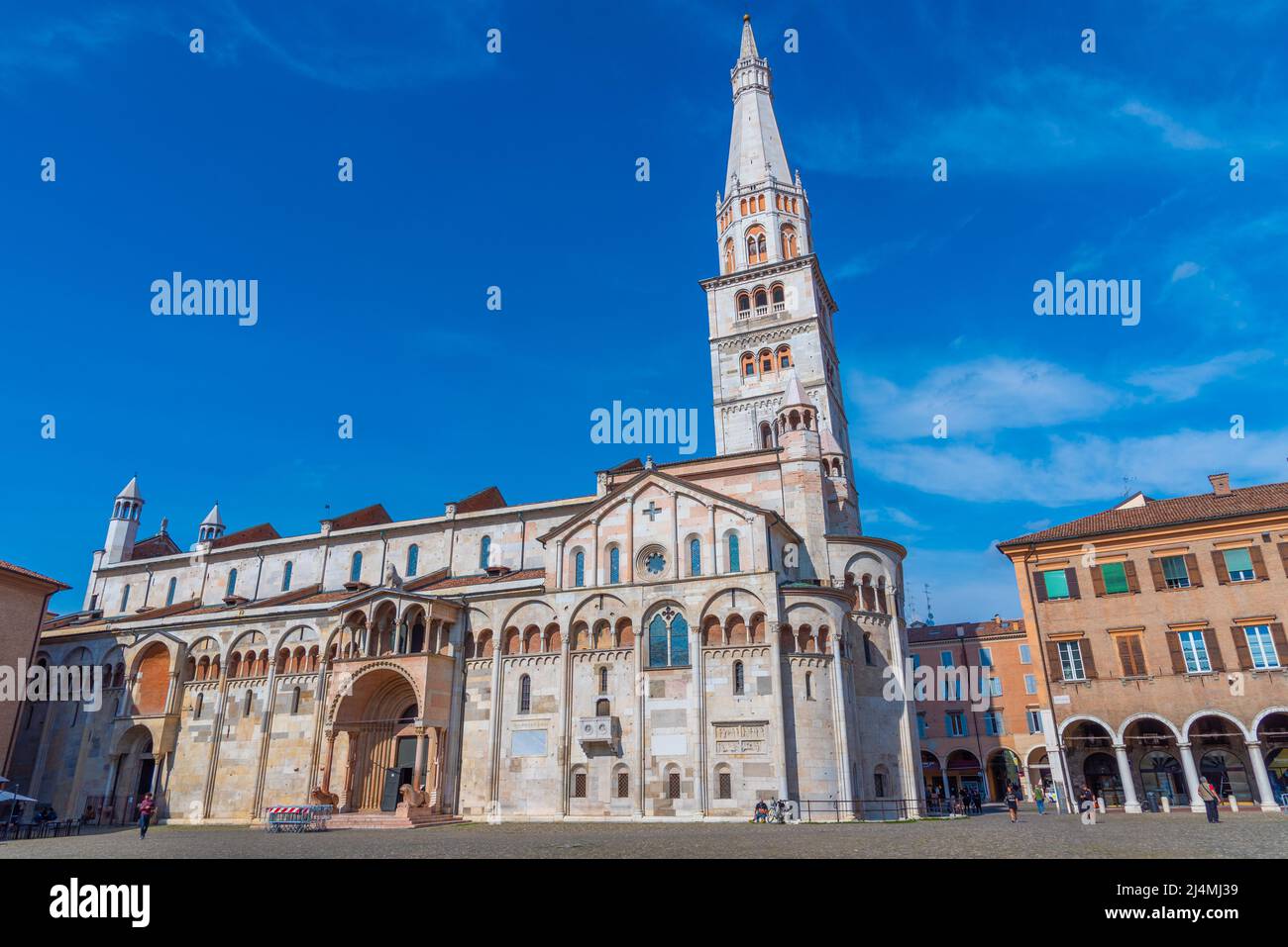 Modena, Italien, 22. September 2021: Kathedrale von Modena und Ghirlandina-Turm in Italien. Stockfoto