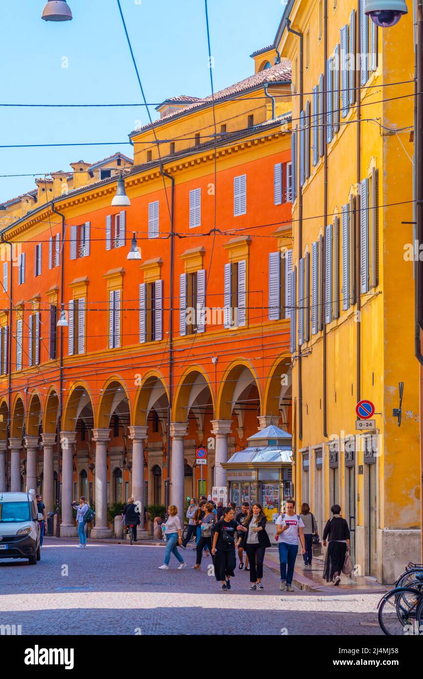 Modena, Italien, 22. September 2021: Schmale Straße im Zentrum der italienischen Stadt Modena. Stockfoto